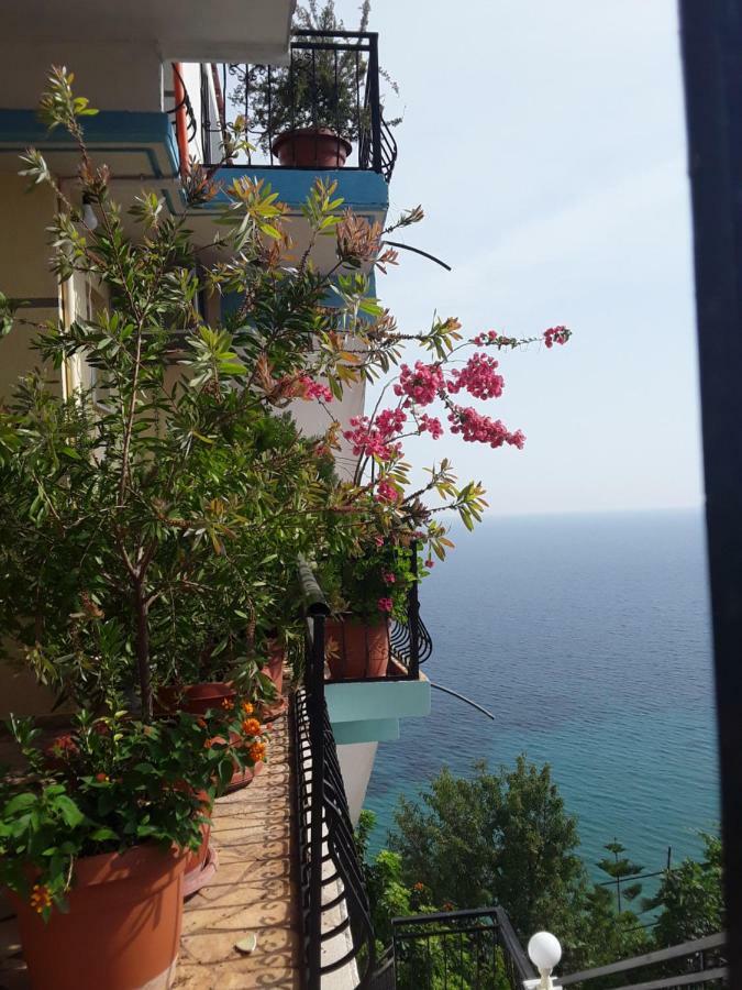 Odhisea Hotel Restaurant Qeparo Exterior photo